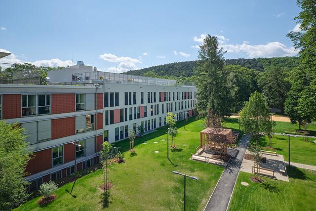 Neue Klinik mit neuem Gartenbereich. Ein Teil des alten Gebäudebestandes bleibt übrigens renoviert bestehen.  | Foto: Florian Albert