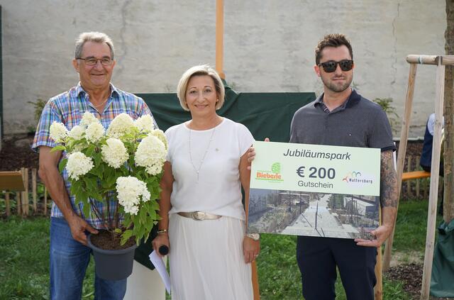 Für Namensgeberin Silvia Knopf gab es ein kleines Präsent.  | Foto: Stadtgemeinde Mattersburg