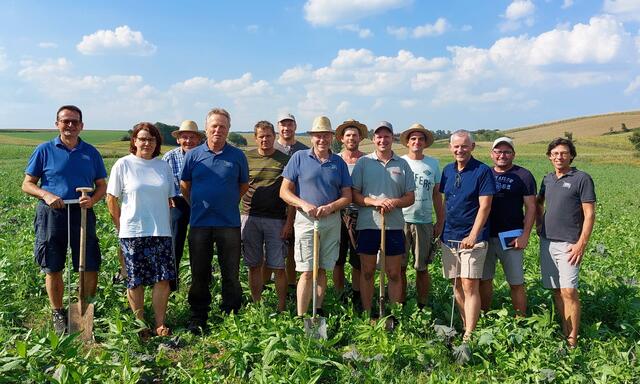 Franz Brunner (Humusbewegung), Inge Öllerer, Johann Kurzbauer, Johann Postlmayr, Karl Brader, Matthias Kaufmann, Hubert Stark (HUMUS Bewegung), Thomas Enner, Gastgeber Manuel Pichler, Markus Kuhrn, Bürgermeister Martin Leonhardsberger, Franz Eppensteiner, Andreas Karl-Barth (HUMUS Bewegung) | Foto: HUMUS Bewegung, zVg.