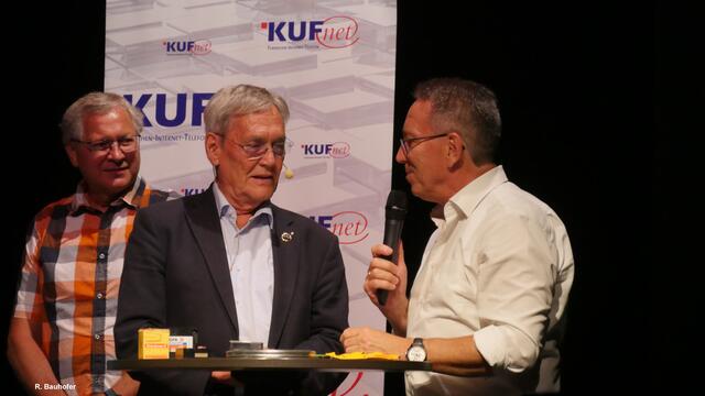Klubleiter Erwin Weiskirchner (2.vl.l) konnte unter anderem Bürgermeister Martin Krumschnabel (3.v.l.) begrüßen.  | Foto: R. Bauhofer, Filmklub Kufstein