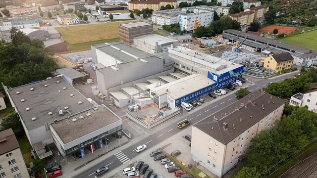 Der moderne Trench Austria Standort in Leonding im Jahr 2024, der die globale Marktstellung des
Unternehmens symbolisiert. | Foto: Trench