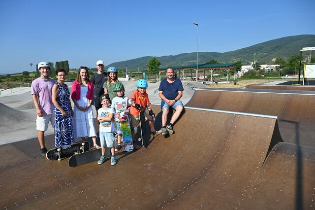 Vzbgm. Dagmar Händler, GGR Natalie Scharschon, Bauhof-Chef GR Alexander Keller mit Sportbegeisterten.
 | Foto: Pohl