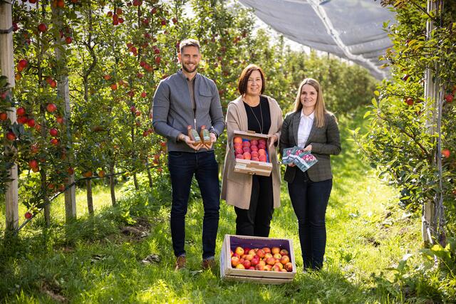 Bild 1 v.l.: Matthias Pöschl (GF AMTirol), Alexandra Harrasser (GF Erzeugergenossenschaft Oberinntalobst) und Patricia Sepetavc (GF SPAR Tirol &amp; Salzburg) freuen sich auf den Saisonauftakt der "Qualität Tirol" Äpfel. | Foto: Agrarmarketing Tirol