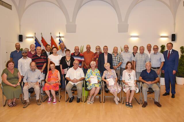 Bürgermeister Matthias Stadler dankten den zahlreichen Mitabeiter:innen der Aktion  „Essen auf Rädern“ für ihren freiwilligen und unermüdlichen Einsatz. | Foto: Josef Vorlaufer