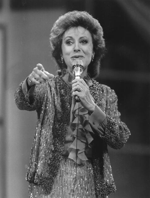 Die italienische Sängerin und Schauspielerin und Entertainerin Caterina Valente bei der Gala anlässlich des 25-jährigen Bestehens der Wiener Stadthalle am 24. Juni 1983. | Foto: Votava / brandstaetter images / picturedesk.com