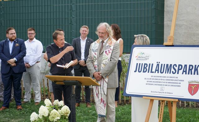 Pfarrer Jakob Kruse und Werner O. Riegler segneten den neu eröffneten Park. | Foto: Stadtgemeinde Mattersburg