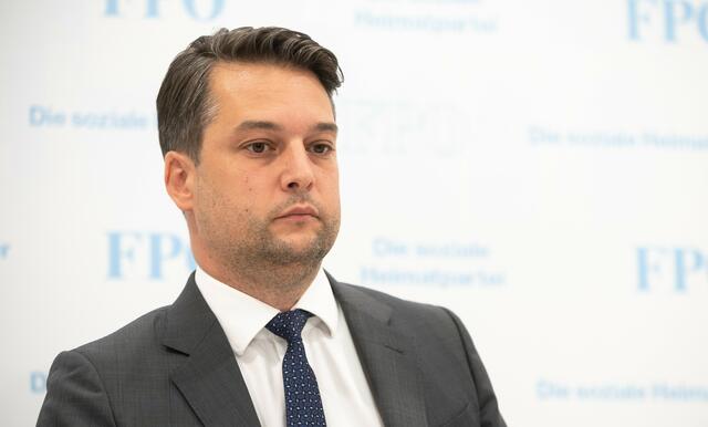 FPÖ Wien-Chef Dominik Nepp und seine Partei verbreiteten ein Sujet des "Räuber Rathausplatz". Dieses darf nicht mehr verwendet werden. | Foto:  Martin Juen / SEPA.Media / picturedesk.com
