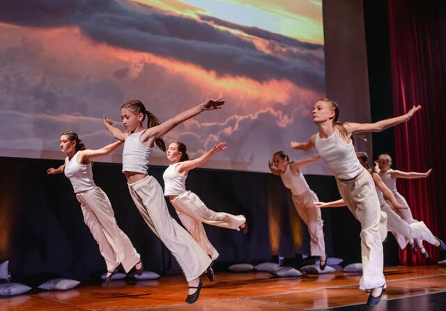 Rund 1.000 Menschen besuchten den Tanznachmittag im Atrium Bad Schallerbach. | Foto: Katharina Baumgartner