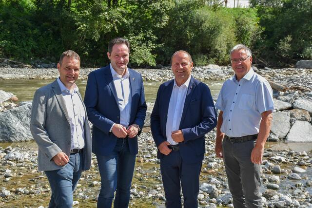 Beim Lokalaugenschein in Assling (v.l.n.r.): Johannes Nemmert (BBA Lienz), Norbert Totschnig, Josef Geisler und Reinhard Mair.  | Foto: Land tirol/Jansenberg