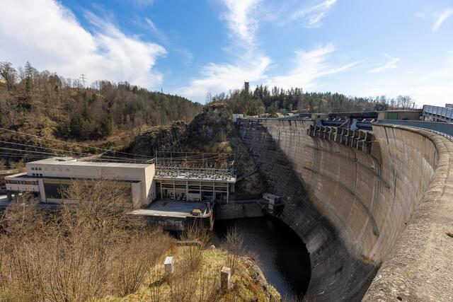 Staumauer samt Pumpwerk beim Stausee Ottenstein nahe Rastenfeld.