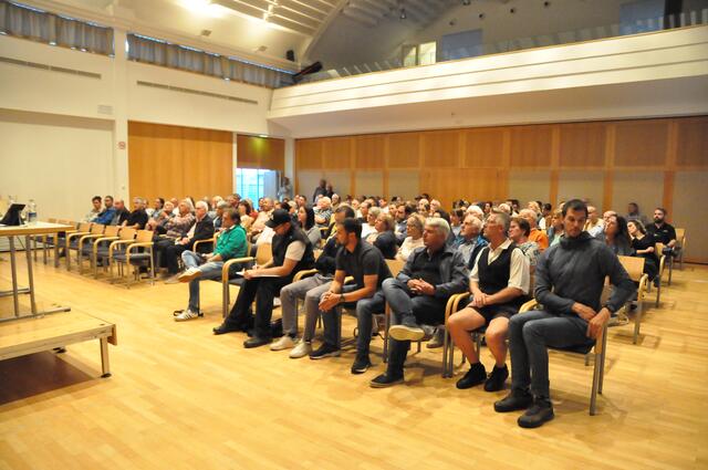 Der Oberlandsaal Haiming war zur Gemeindeversammlung gut besucht, das Interesse der Anwesenden spürbar groß. | Foto: Dorn