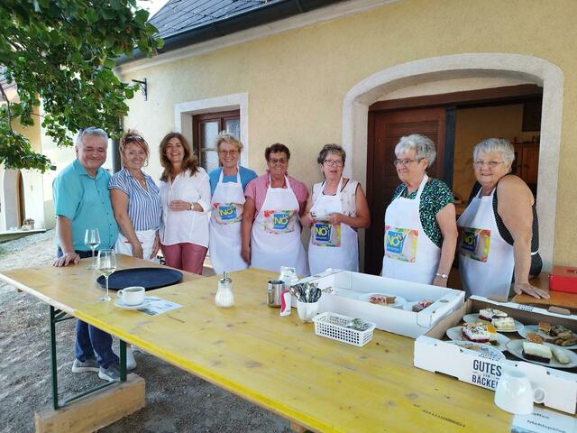 Die fleißigen Kaffeehaus Damen und Kuchen Verkäuferinnen .
Mit Nat. Abg. Angela Baumgartner
 und Bürgermeister Alfred Kridlo. | Foto: Gertrude Hofstetter