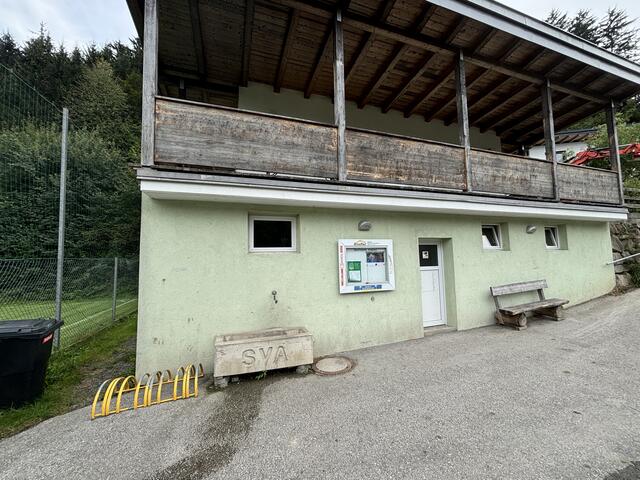 Beschmierte Wände und beschädigte Ausstattung: Der Sportverein leidet unter wiederholten Übergriffen auf sein Vereinshaus. | Foto: Kendlbacher