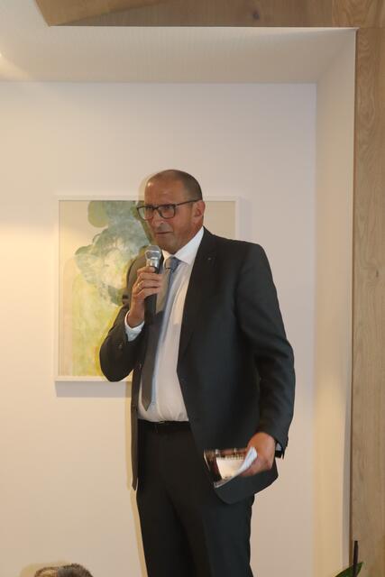 Peter Moritz (Geschäftsstellenleiter Hypo Tirol Landeck) nahm die Begrüßung vor.  | Foto: Elisabeth Zangerl