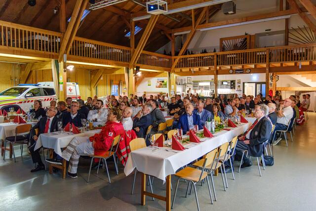 Rund 100 Gäste folgten der Einladung in die Bauernmarkthalle | Foto: RK Ried/Simharl