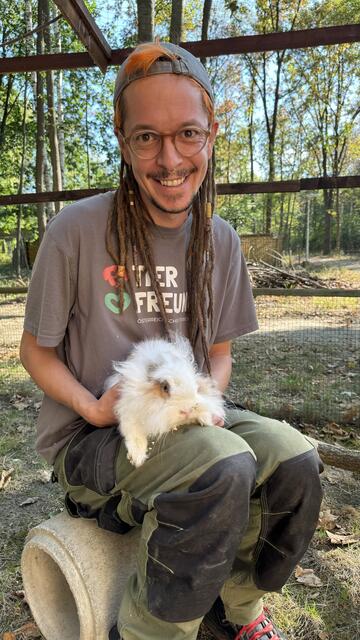 Bei Tierpfleger Alfred Kofler sind nicht nur die Katzen, sondern alle Tiere in guten Händen.  | Foto: Hahn