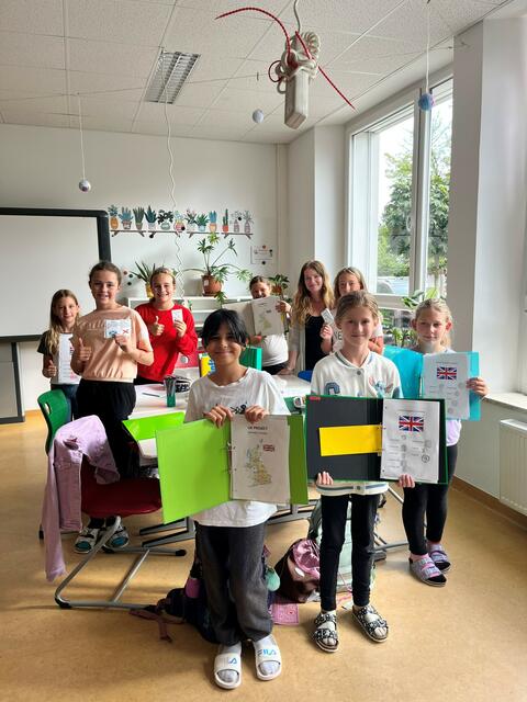 Die Sprachklasse 2b darf sich heuer erstmalig über ein 4-tägiges Sprachprojekt mit Lisa Thomas, einer Native Speakerin aus Birmingham, freuen. | Foto: Sport/Mittelschule St. Valentin/Schubertviertel