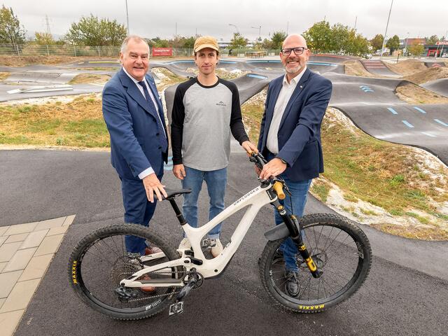 Infrastrukturstadtrat LAbg. Franz Dinhobl, Peter Mihalkovits (Wexl Trails) und Umweltstadtrat Norbert Horvath. | Foto: Stadt Wiener Neustadt/Weller