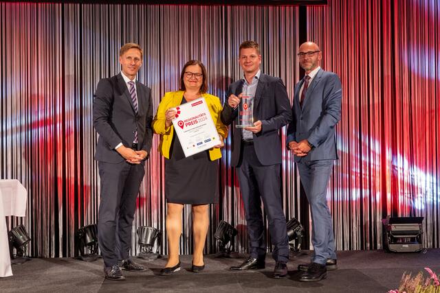 Internorm holte den Sieg in der Kategorie Industrie:  Annette Klinger (Geschäftsführerin Internorm) und Niklas Abl (Geschäftsführer Internorm Vertrieb DACH) übernahmen den Preis von Sparkasse OÖ-Vertriebsdirektor Wilhelm Kroißböck (re.) und MeinBezirk OÖ-Chefredakteur Thomas Winkler.  | Foto: MeinBezirk/Pils