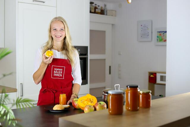 Pauline Mittermayr ist Seminarbäurin aus Pennewang. Sie verrät ihre Tipps und Tricks um Gutes vom Bauern für den Winter haltbar zu machen. | Foto: Mittermayr