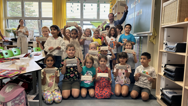 Die Kinder der ersten Klasse freuten sich über besondere Geschenke zum Schulstart. | Foto: BV Döbling