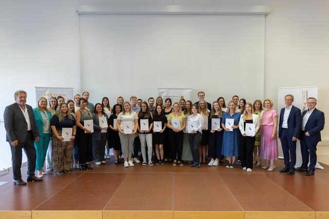 Landesrätin Daniela Winkler und Bildungsdirektor Alfred Lehner übergaben Lehrkräften aus den Bezirken Eisenstadt und Mattersburg ihre Anstellungsverträge. | Foto: Landesmedienservice Burgenland