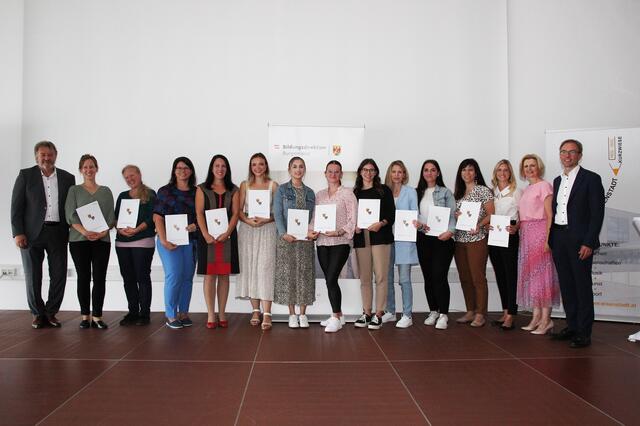 Bildungsdirektor Alfred Lehner übergab Lehrkräften aus dem Bezirk Oberwart ihre Anstellungsverträge. | Foto: Landesmedienservice Burgenland