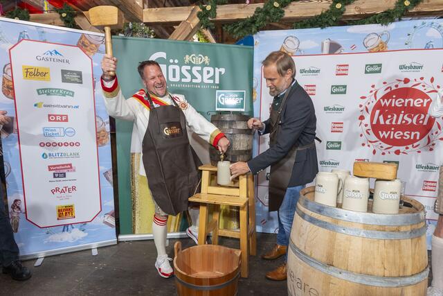 Bieranstich bei der Programmvorstellung der Wiener Kaiser Wiesn 2024. Auf dem Foto: Johann Pittermann, Geschäftsführer der "Wiener Kaiser Wiesn" und Bernhard Mitteröcker, Verkaufsdirektor "Gösser Gastronomie Region Ost". | Foto: Wiener Kaiser Wiesn