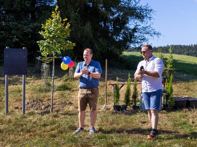 In Lengau wurden Bäumchen für neugeborene Bürger gepflanzt. | Foto: Gemeinde Lengau