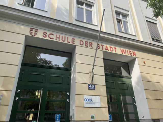 Der Schulvorplatz der NMS Hainburger Straße sollte ursprünglich autofrei gestaltet werden, jetzt gibt es eine alternative Lösung.  | Foto: Hannah Maier