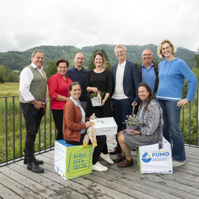 Der Vorstand der Leader-Region Fuschlsee-Mondseeland und das Team rund um Julia Soriat und Michaela Lackner. | Foto: Harald Kienzl