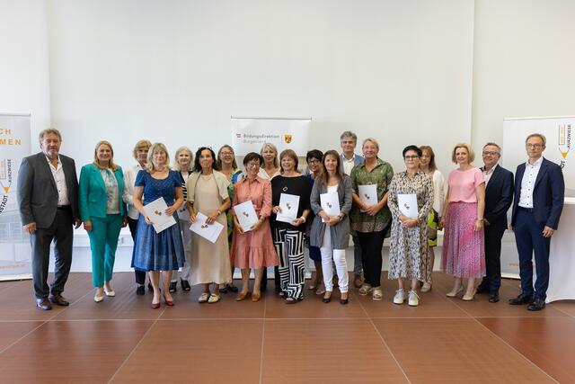 Landesrätin Daniela Winkler und Bildungsdirektor Alfred Lehner übergaben Lehrkräften aus dem Nordburgenland, die in den Ruhestand treten, ihre Pensionsdekrete. | Foto: Landesmedienservice Burgenland