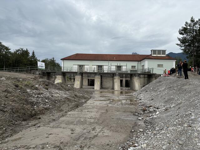 Kennt man so nicht: Der Blick auf das Turbinenhaus, ohne Wasserzulauf. | Foto: Reichel