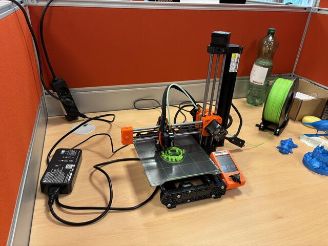 Ein 3-D Drucker stellt hier gerade ein Werkstück her. | Foto: Martina Schweller