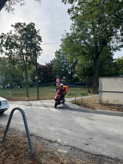 Illegale Radler bringen die Anrainerinnen und Anrainer der Anfanggasse, in welcher ein Fahrverbot herrscht, in Gefahr. | Foto: Privat