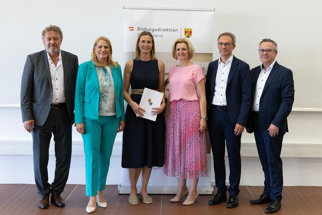 Landesrätin Daniela Winkler und Bildungsdirektor Alfred Lehner übergaben Lehrkräften aus dem Nordburgenland Dekrete zum 25-jährigen Dienstjubiläum. | Foto: Landesmedienservice Burgenland