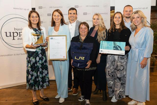 Vizebürgermeisterin Tina Blöchl (SPÖ), Personaldirektorin Brigitta Schmidsberger und das Team vom PZS (v.l.n.r.). | Foto: Stadt Linz