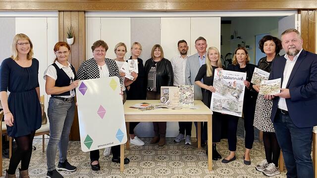 Im Gasthaus Maierhofer in St. Johann in der Haide wurde die neue Materialkiste für Volksschulen passend zum Wimmelbuch Oststeiermark präsentiert. | Foto: Margot Jeitler