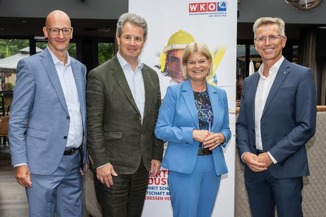 Beim Industrielunch in St. Pölten (v.l.): WKNÖ-Direktor Johannes Schedlbauer, WKNÖ-Vizepräsident Thomas Salzer, Verteidigungsministerin Klaudia Tanner und WKNÖ-Industrie-Spartenobmann Helmut Schwarzl.
 | Foto: Andreas Kraus