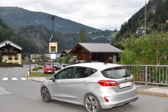 Die mobile Geschwindigkeitsanzeige hätte gezeigt, dass im Dorf nicht überbordend gerast wird, lautet eines der Argumente für die Haltung des Gemeinderats. | Foto: Kainz