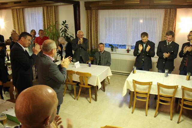 Standing ovation  für den Altbürgermeister Viktor Schriebl | Foto: Patrick Marcher