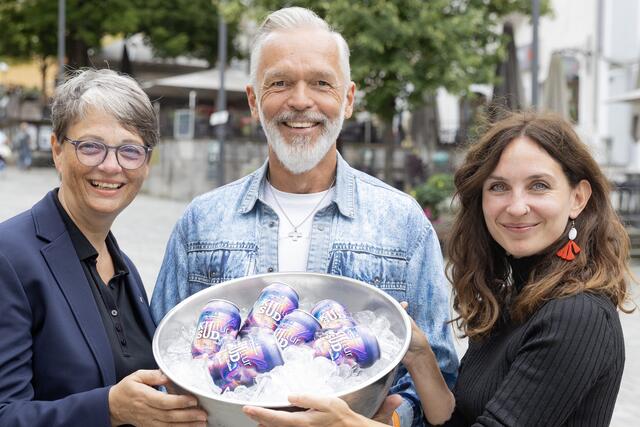 Wirtschaftskooperation und innovatives Tourismusmarketing. Passend zur starken Kultur-Positionierung des Kufsteinerland hat der TVB Kufsteinerland und das Marketingteam mit der Schwoicher Brauerei Bierol den "Kultur-Sud" kreiert. Das helle Lagerbier aus der Schwoich kommt sehr gut an. Im Bild von links: GF Sabine Mai, Obmann Georg Hörhager ( beide TVB Kufsteinerland), GF Lisa Luginger-Bichler von Bierol. | Foto: (C) TVB Kufsteinerland / Christian Forcher