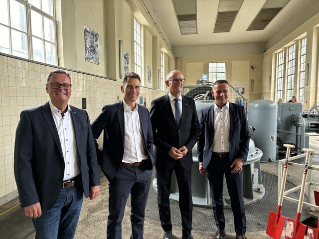 Reuttes Vize Klaus Schimana, EWR-Vorstand Sebastian Freier, LH Anton Mattle und EWR-Vorstand Richard Alber (v.l.). | Foto: Reichel