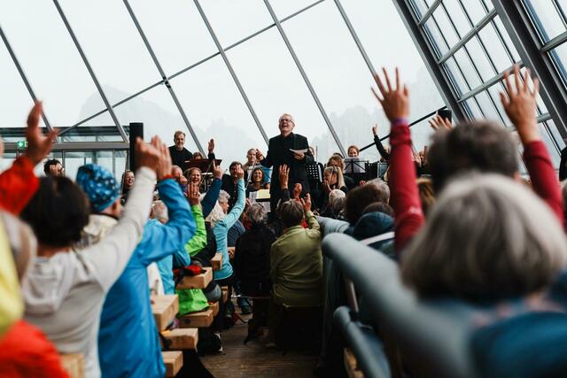 Nach einem eher ungemütlichem Nieselregen-Opening im Freien fand InnStrumentis "Klassik am Berg"-Konzert dann im brechend vollen Hoadl-Haus seinen sichtlich beglückenden Abschluss.  | Foto: Amir Kaufmann