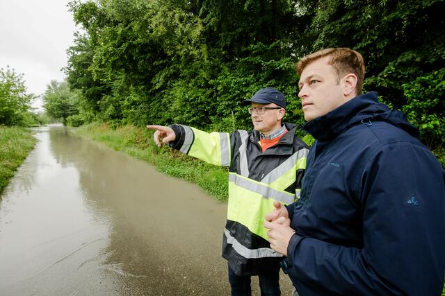 Vor drei Monaten, im Juni 2024: Bezirkshauptmann Werner Kreisl besichtigte Überflutungsgebiete der Donau in Saxen mit Umwelt-Landesrat Stefan Kaineder. | Foto: Land OÖ