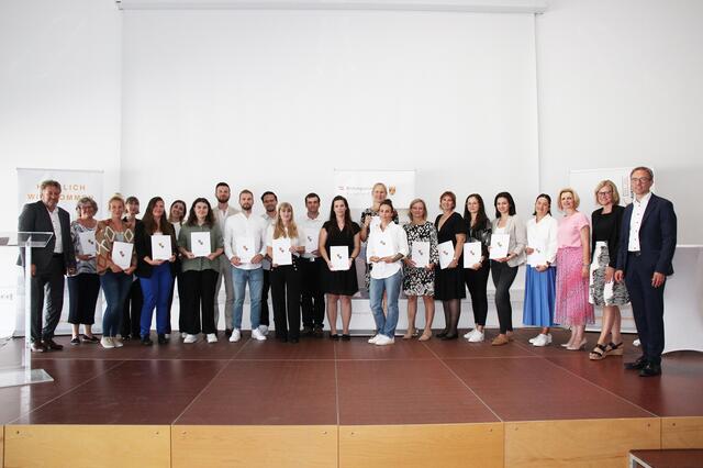 Bildungsdirektor Alfred Lehner übergab Lehrkräften aus dem Bezirk Güssing ihre Anstellungsverträge. | Foto: Landesmedienservice Burgenland