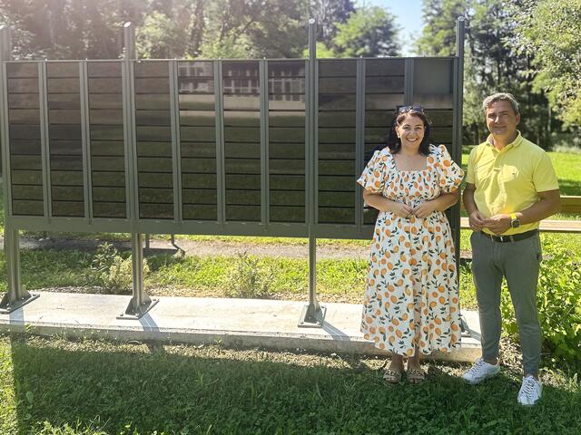 Bürgermeister Markus Lakounigg und Stadträtin Elisabeth Kollitsch bei der neuen Urnentafelwand am Stadtfriedhof in Völkermarkt. | Foto: Stadtgemeinde Völkermarkt