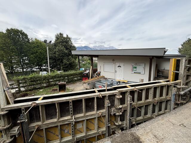 Die Gemeinde Ampass setzt neue Maßnahmen gegen Vandalismus von Jugendlichen. Eine Mauer mit Zaun wird um das Vereinshaus des Sportvereins Ampass errichtet.  | Foto: Kendlbacher