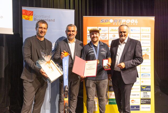 Thomas Trukesitz, Obmann Sportpool Burgenland, Sportlandesrat Heinrich Dorner, Valentin Bontus und Landeshauptmann Hans Peter Doskozil bei der Verleihung des Großen Goldenen Ehrenzeichens | Foto: Landesmedienservice Burgenland