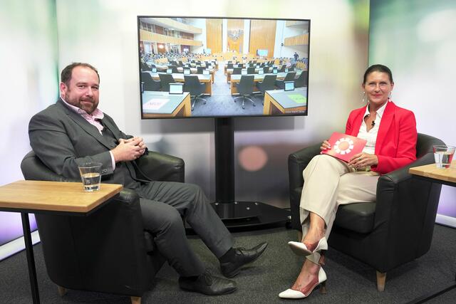Politikanalyst und Meinungsforscher Christoph Haselmayer beim MeinBezirk-Interview mit Chefredakteurin Karin Zeiler | Foto: MeinBezirk